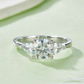 三石款圆形女戒S925银镀18K白金圆形莫桑钻女戒8.0mm/2.0CT