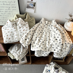 春と秋の子供用両面ベルベットホーム服セット、柔らかく肌に優しく、快適で暖かい学校制服のインナー2点セット