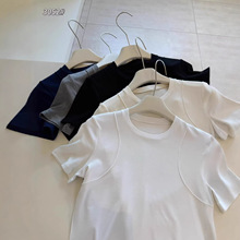 �ļ��¿����úڰ׼�ɫ�A�I��������Ů�~���b�T��͸���H�w����