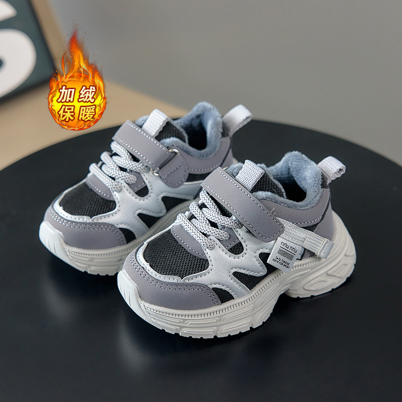 Zapatos infantiles al por mayor 2025 invierno versátil zapatos deportivos para niños calientes ligeros zapatos de correr casuales zapatos de algodón