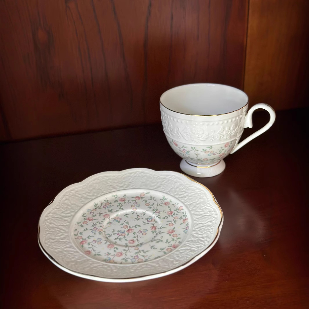 Taza de café en relieve británica ligera, transparente, elegante y fresca, taza de café de la tarde, taza de café, taza de restaurante premium