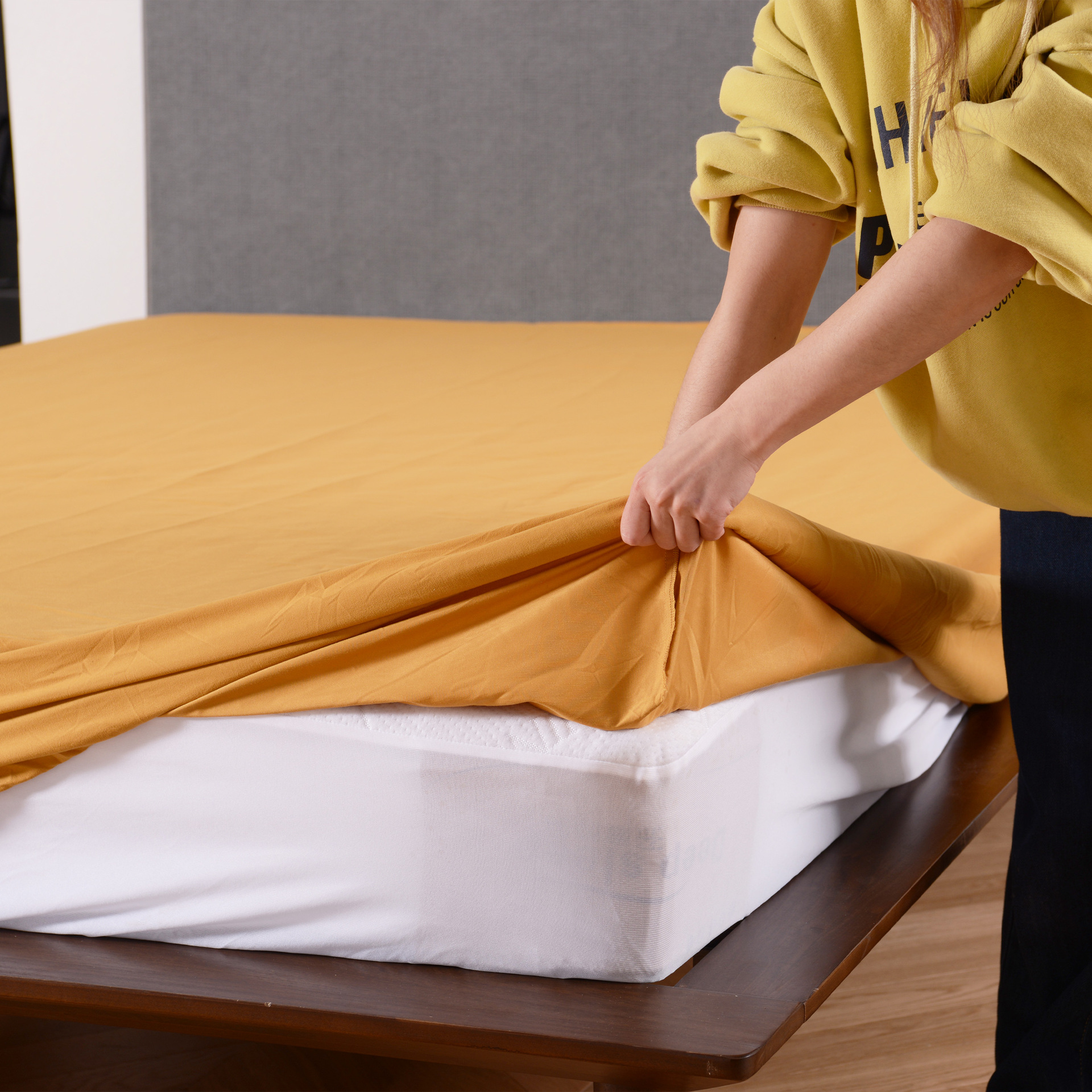 Silla de cama de cordón de color sólido al por mayor de fábrica Juego de ropa de cama cepillada simple de cuatro piezas