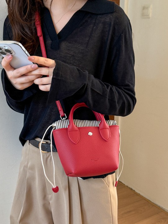 Este año, la popularidad de la bolsa de cubo de agua de litchi, la mujer de verano, el nuevo diseño de cuerda de tracción, la bolsa de viaje diaria, la bolsa de mochila universal.