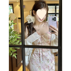 ピンクの新しい花のストラップのワンピース2025はやせています。