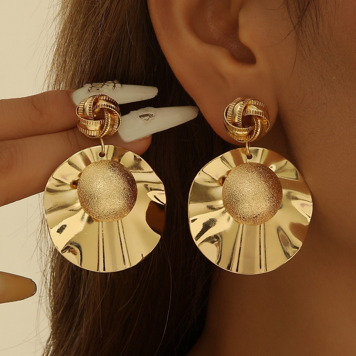Pendientes exagerados transfronterizos en Europa y los Estados Unidos pendientes de alta sensación pendientes de moda estilo metálico, pendientes dorados y brillantes, conjuntos de joyas INS