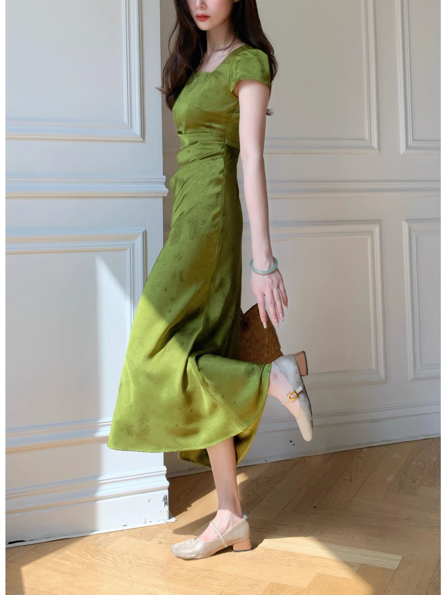 Đầm suông nữ midi cổ vuông tay ngắn chất satin xanh lá — màu xanh lá cây
