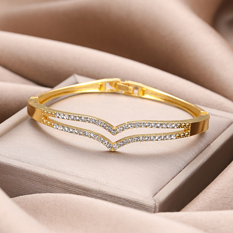 Korean decorative creative bracelet women's fine sticky rhinestone high-end in stock light luxury zinc alloy jewelry wholesale Korean decorative creative bracelet women's fine sticky rhinestone high-end in stock light luxury zinc alloy jewelry wholesale