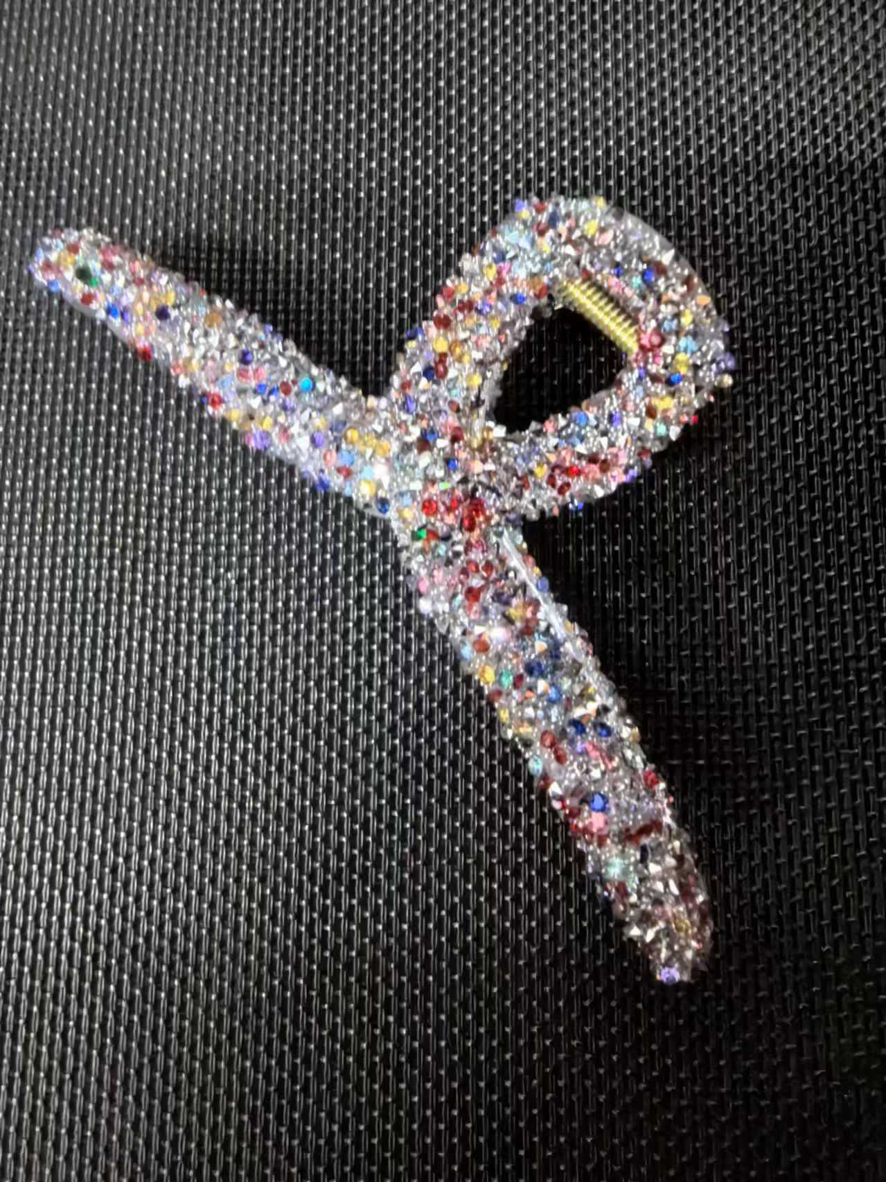 Pinza shark con detalles de diamante imitación – elegante, con cinta decorativa image 15