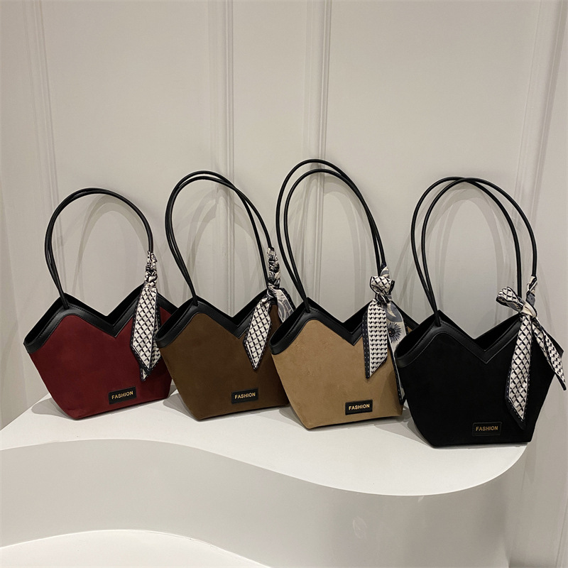 Bolso de hombro de alta capacidad de moda de color contrastante bolso de invierno de 2024 nuevo bolso de mano simple tendencia axilar