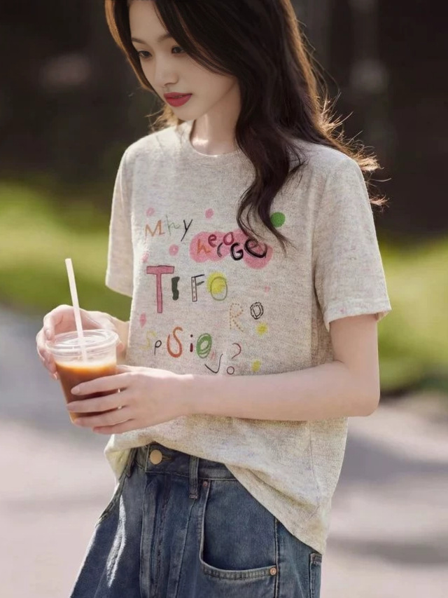 Áo thun nữ dệt kim in chữ rộng rãi tay ngắn — màu be
