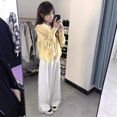 ガチョウの黄色の偽の2つの長袖のセーターのニットの女性の春秋の短い金の韓系の早秋は上着のカーディガンの上着を着ます。