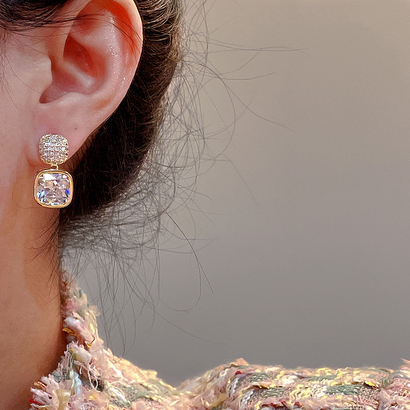 Cubic Zirconia And Pearl Stud Earrings For Everyday Elegance_voghion.com