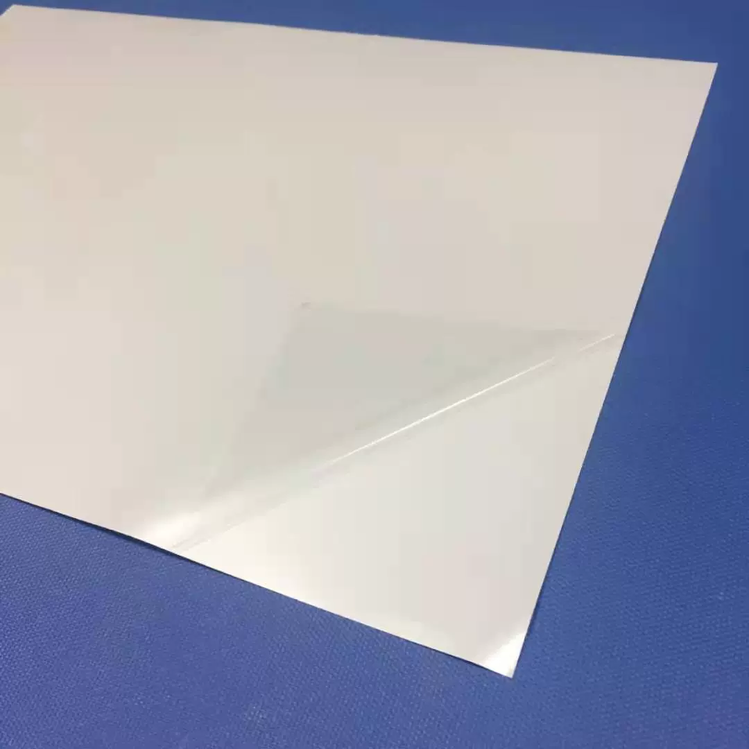 Клей для наружного применения изготовлен из материалов, на которых нанесены фотографии, и обладает хорошей растяжимостью и не деформирует края. Эффект изображения яркий.