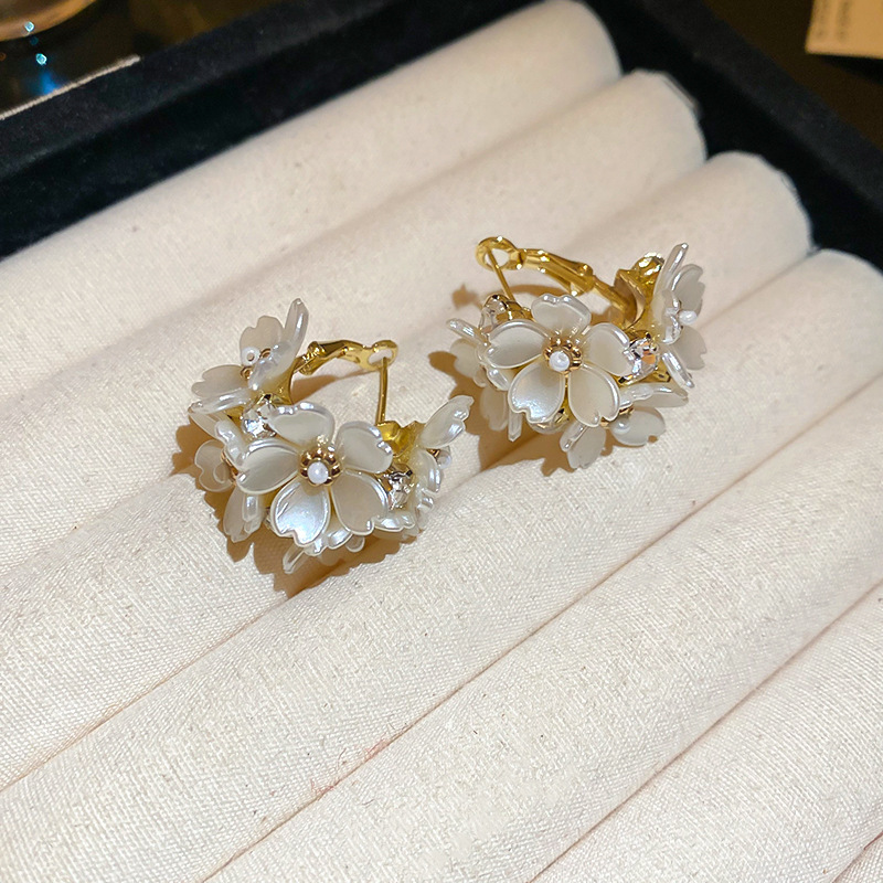 Aguja de plata Pendientes de racimo de flores de perla retro francesa Pendientes de mujer Lujo ligero Pendientes de temperamento elegante Sensación de nicho de alto nivel