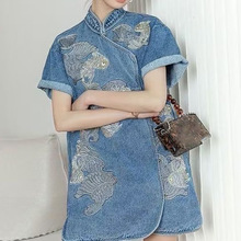 2025新款 yi线品簰尾单剪标盘扣旗袍时髦中式鲤鱼刺绣牛仔连衣裙