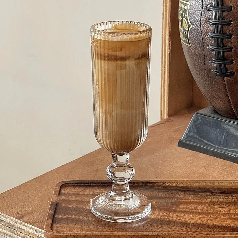 Vintage ins de ventana de vidrio a rayas verticales tazas de vino burbujeantes tazas de jugo tazas de vino dulce tazas de champán tazas de vino tinto tazas de vino