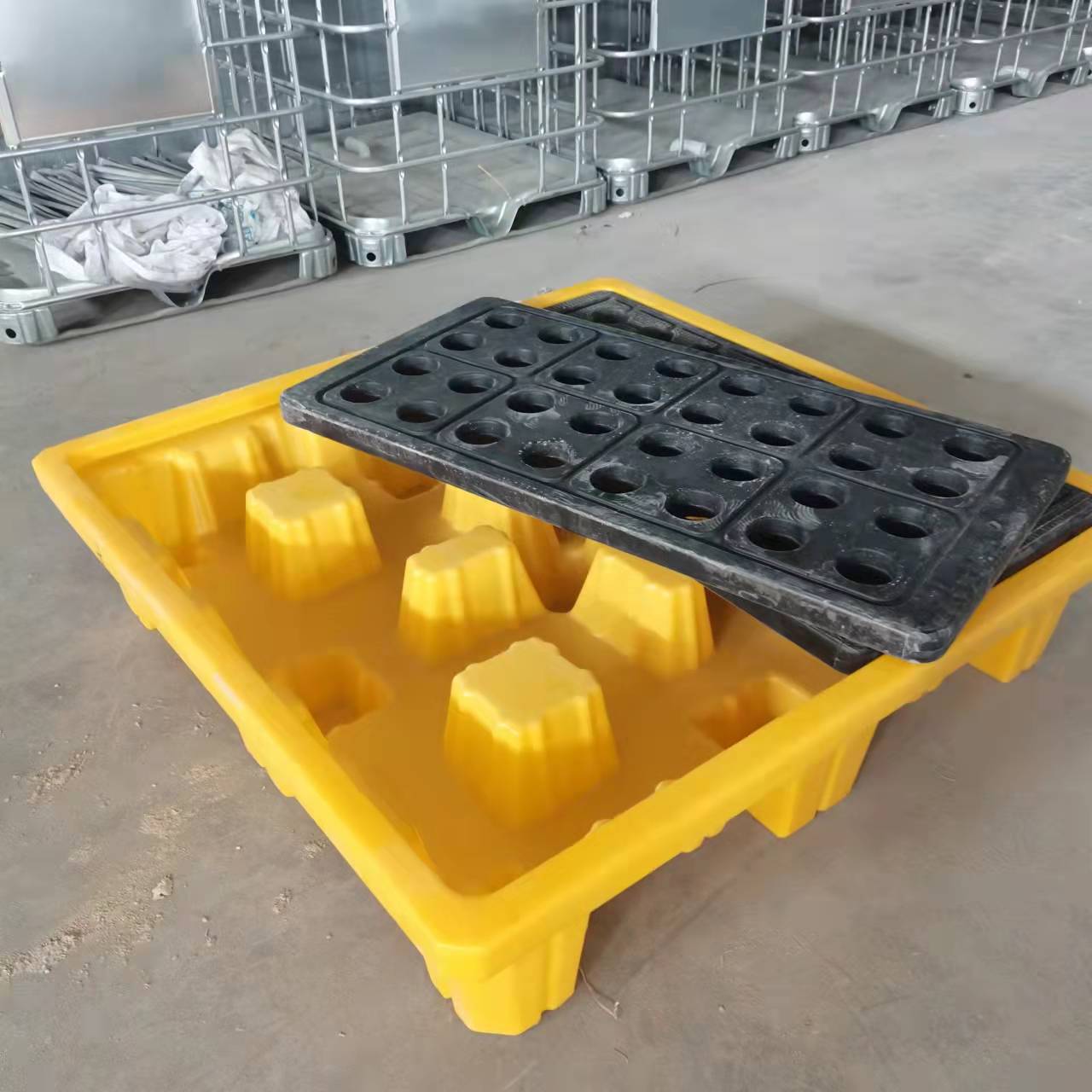 化学品防渗漏塑料托盘载重量大防漏泄两四桶危废托盘1.3*1.3*0.3m