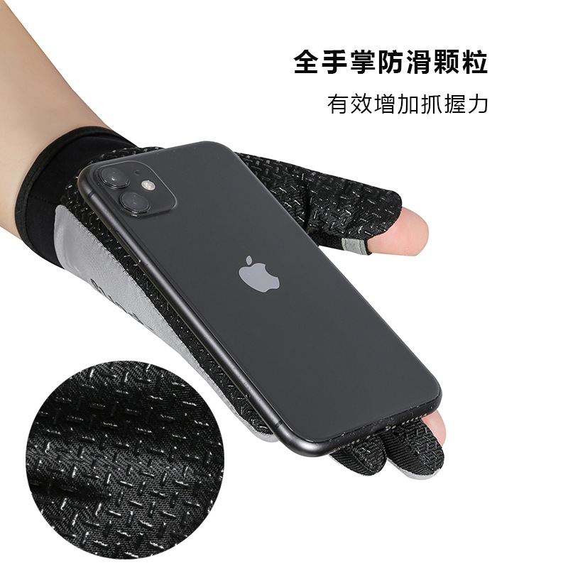 車で日焼け止め手袋を運転しています。