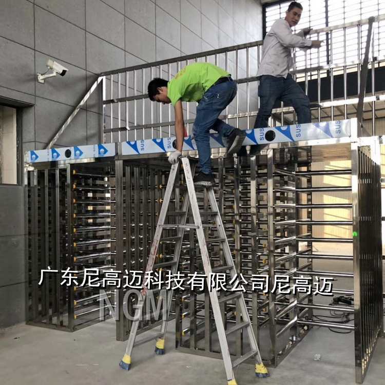 佛山看守所防尾随封闭立式辊闸门三通道十字全高旋转不锈钢道闸机