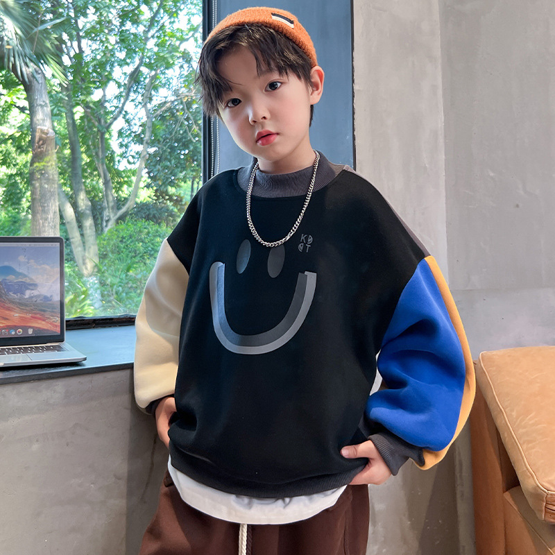 Felpa con cappuccio in velluto color block con stampa di un volto sorridente da bambino autunno e inverno 2023 abbigliamento per bambini con spessore_voghion.com