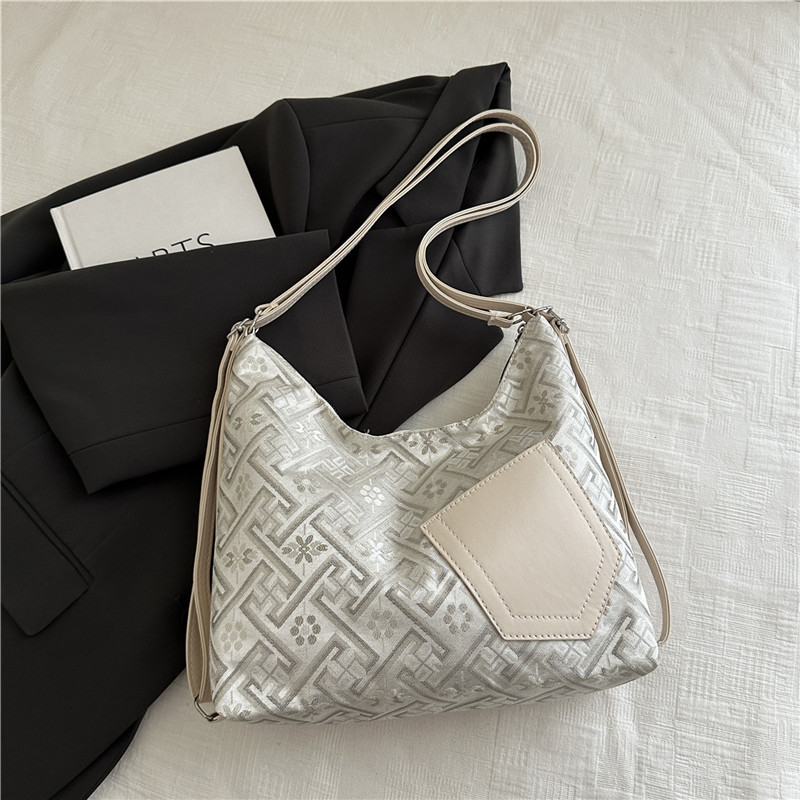 Chinese Style Large Capacity Shoulder Bag For Women Commuting_voghion.com