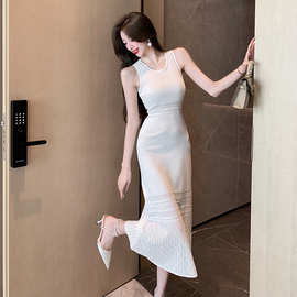 实拍法式白色温柔风无袖连衣裙高级感设计感收腰显瘦镂空针织长裙