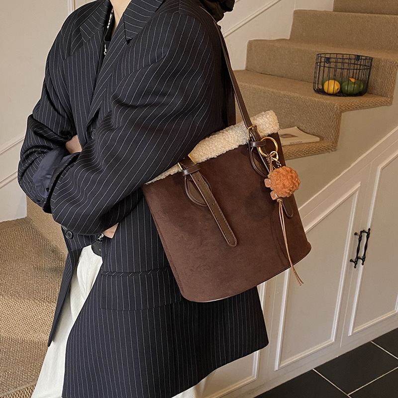 Bolsa de seda retro de alta calidad para mujeres 2025 nueva bolsa de cubo portátil de gran capacidad, bolso de hombro de seda