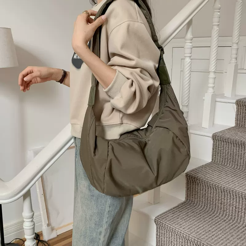 2025新款森系ins防泼水尼龙男女生通用斜款饺子包轻便百搭单肩包