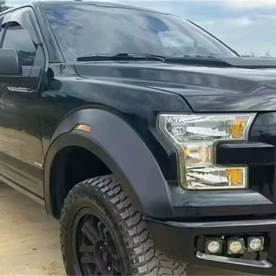Wheel eyebrow wheel arches with reflective markings