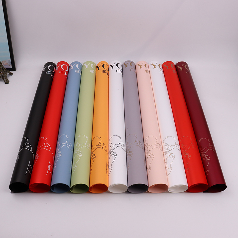 El nuevo papel de embalaje en inglés de Li Zhiran Jane Eyre abraza el papel de embalaje de flores para el día de San Valentín