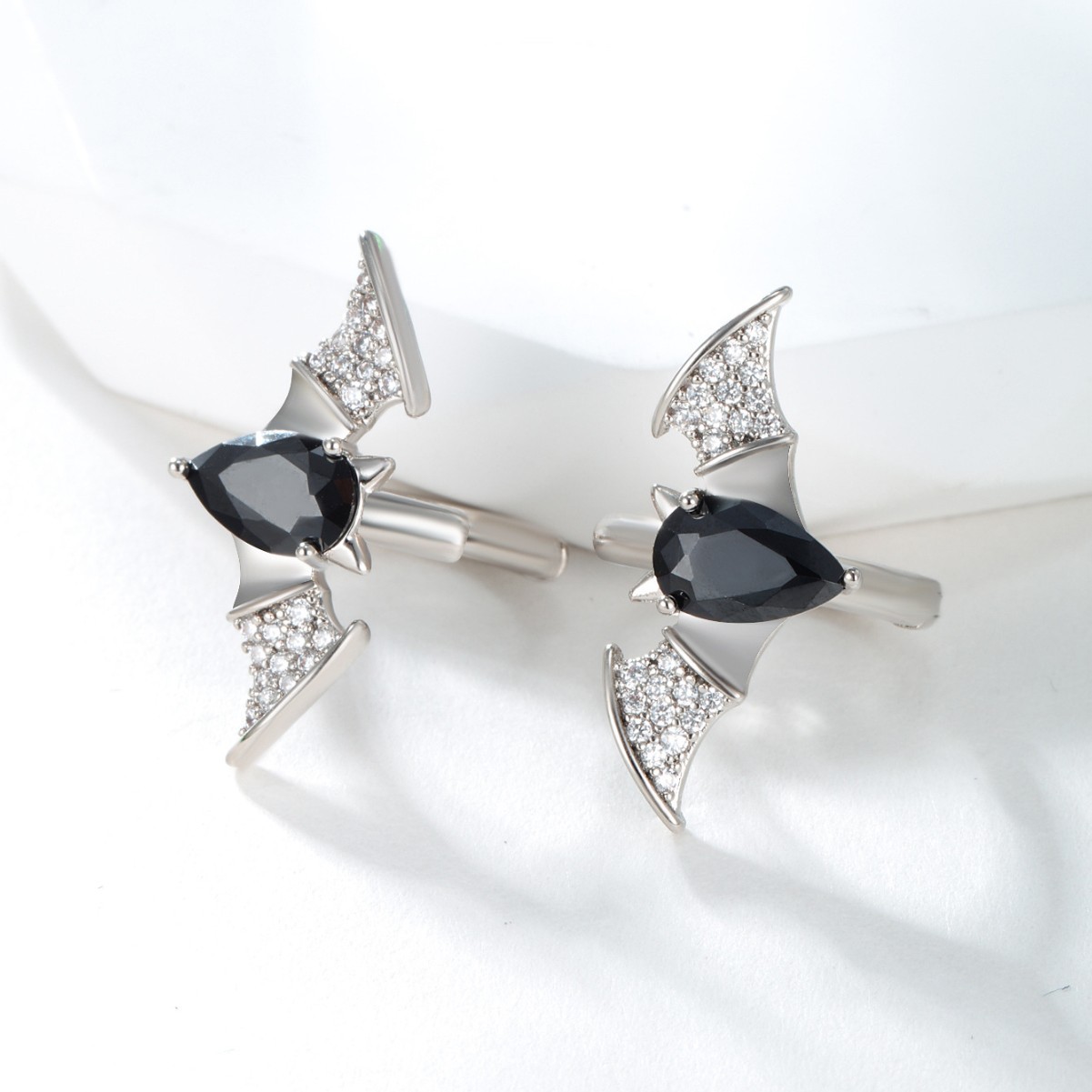 Joyería de Xuping en forma de gota negro gema artificial bate oído anillo oído hebilla estilo fresco pendientes de moda para hombres y mujeres