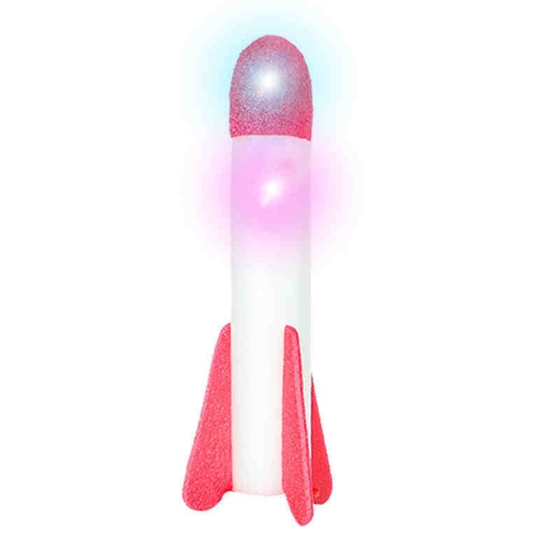 空飛ぶロケットの発射砲の足は天を突くロケットの足を踏むおもちゃを踏んで発光します。|undefined