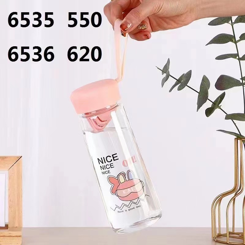 Fábrica al por mayor taza de agua de plástico portátil hombres y mujeres estudiantes taza de plástico 550ml deportes hervidor de agua potable taza de espacio