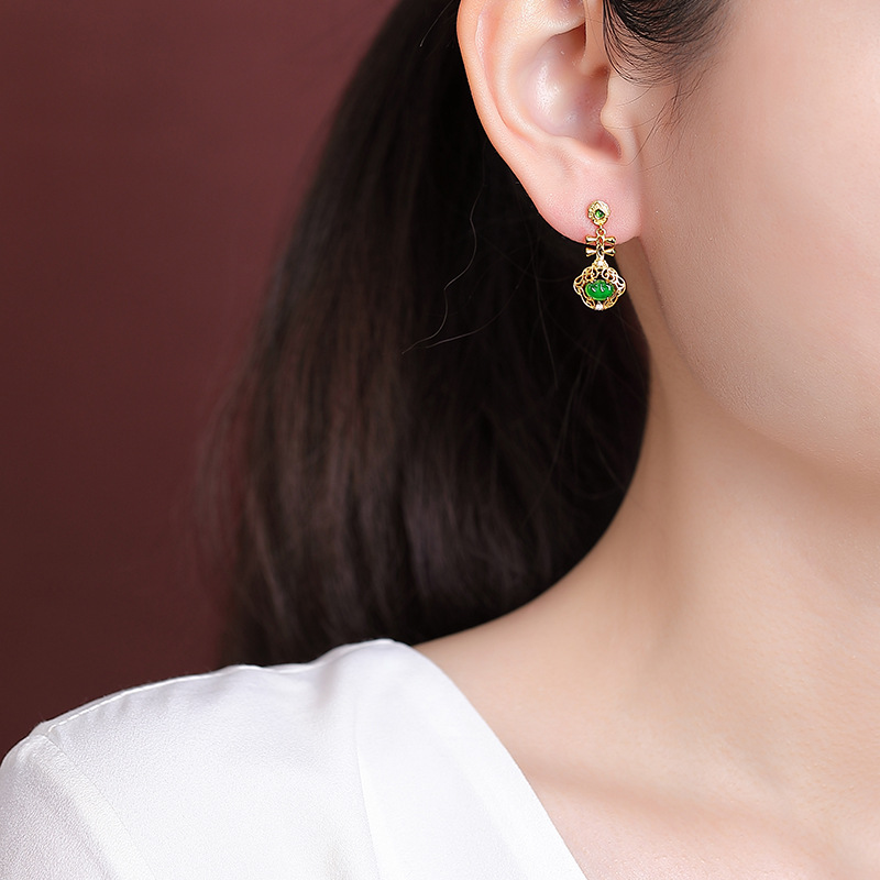 Bông tai bạc S925 mạ vàng đính ngọc lục bảo tự nhiên kiểu Ruyi Pipa rỗng phong cách Trung Quốc — Kiểu màu bạc
