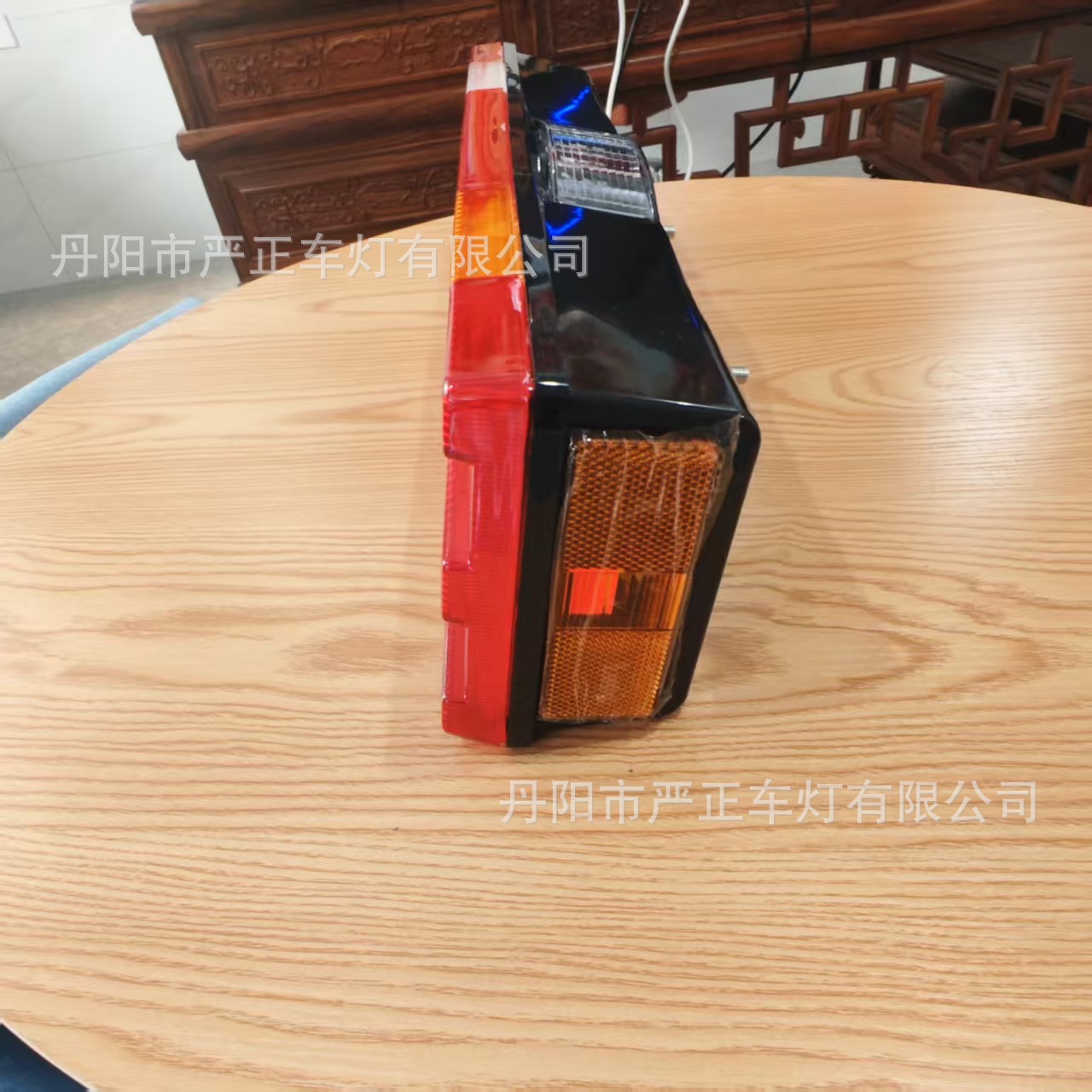 Factory Direct Supply Suitable for Oukka Mercedes-Benz Truck Rear Tail Light Mp2 Rear Tail Light 0015406370 00154062