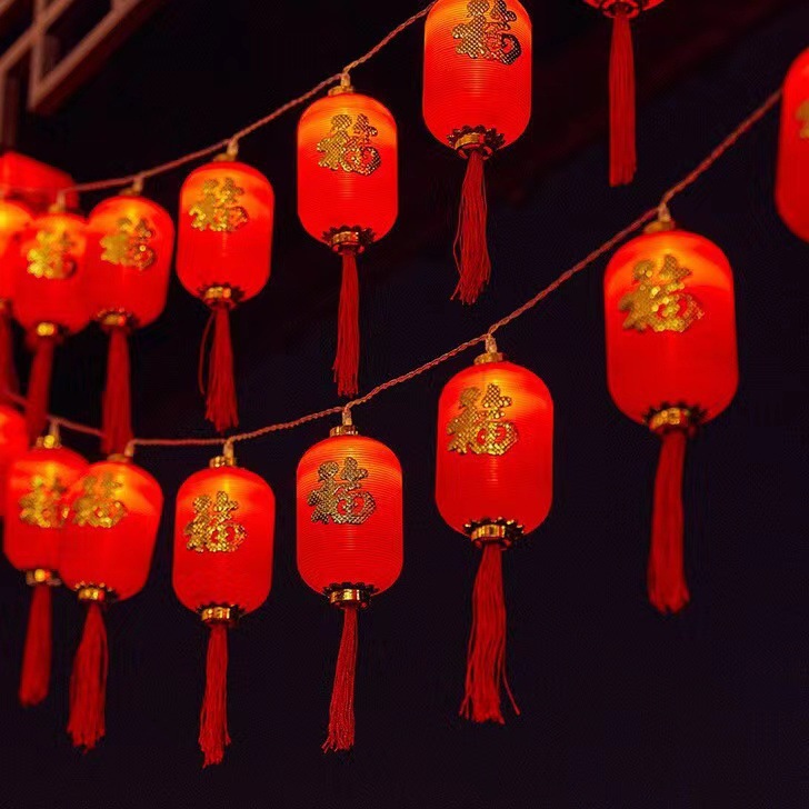 "Fu"라는 단어가 적힌 긴 둥근 빨간 등불