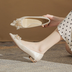 211-1 平底婚鞋女粗跟2024年新款尖頭淺口不累腳秀禾婚鞋低跟單鞋