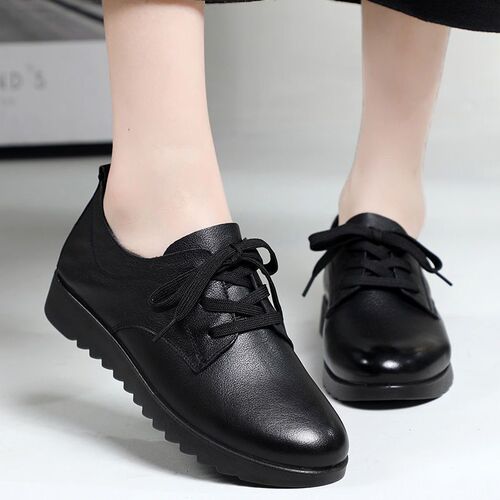 Kitchen-specific shoes: Waterproof, non-slip, women's black leather-soled sneakers—perfect for restaurants, hotels, and office wear with a flat sole.