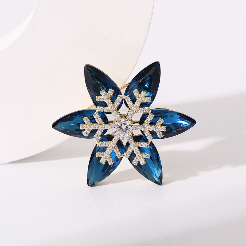 Style Ig Brillant Fleur Flocon De Neige Le Cuivre Placage Incruster Zircon Femmes Broches display picture 11