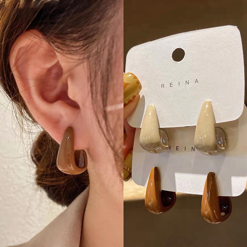 Retro French geometric ear jewelry gentle Hong Kong style milk tea color s925 silver needle temperament Joker autumn and winter earrings wholesale