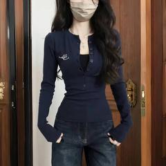 肩のボタンの綿の長袖のtシャツの女性の春秋の中で短いタイプの底のシャツを掛けます。