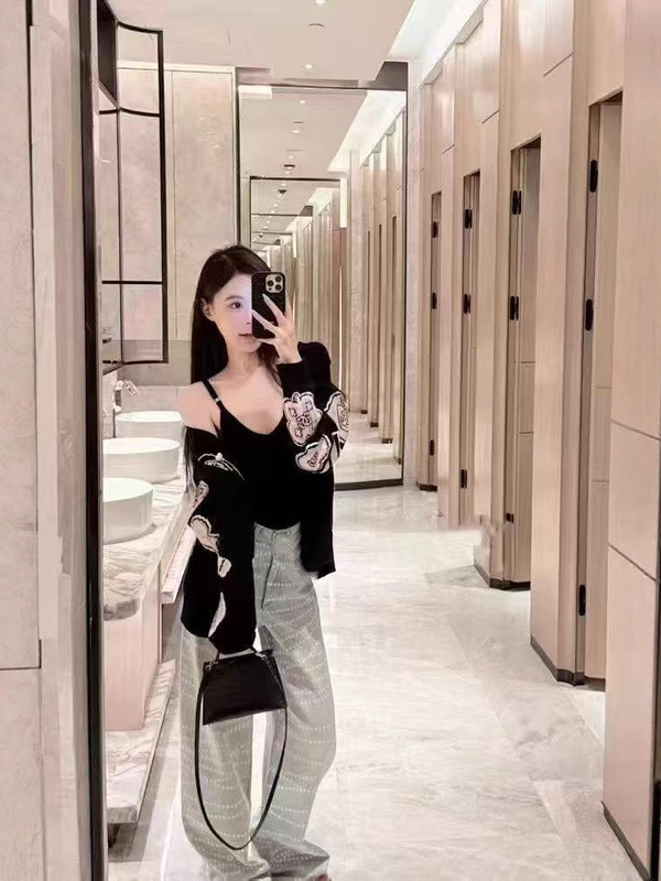高品质~小香风新款V领卡通娃娃刺绣针织开衫宽松显瘦羊毛上衣女款|undefined