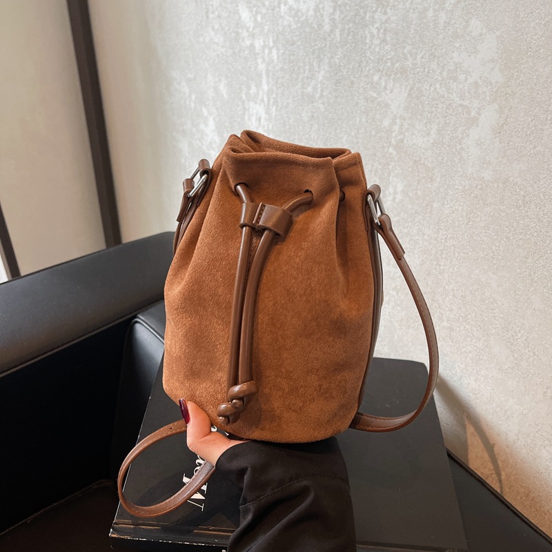 Otoño y invierno retro bolsas de cubo de gamuza de seda clásica bolsas de teléfonos móviles de cordón de gamuza para mujeres 2024 nuevo bolso de camisa