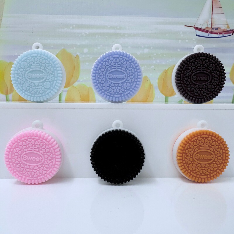TikTok trending Oreo keychain, realistic food replica, car accessory, couple's bag charm, office decoration TikTok trending Oreo keychain, realistic food replica, car accessory, couple's bag charm, office decoration