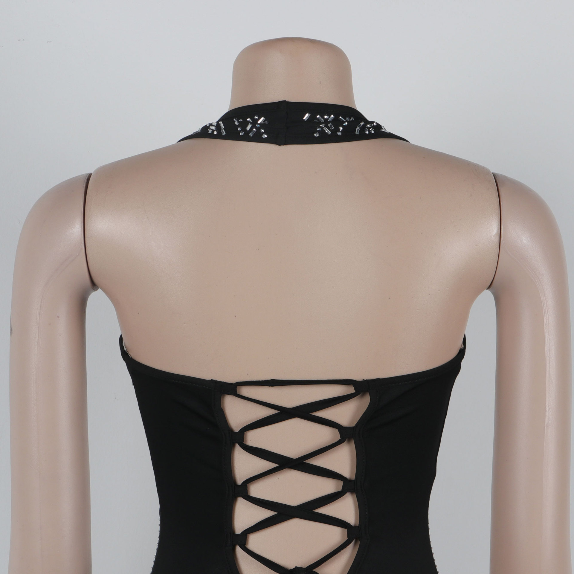 Combinaison short dos nu à bretelles et col licou pour femme avec diamants profonds_voghion.com