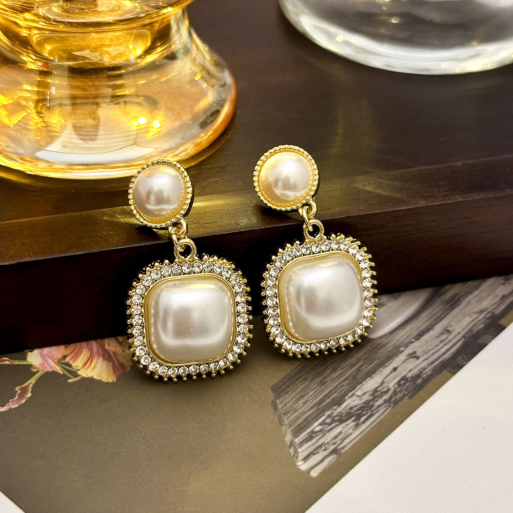 Pendientes de perlas de fragancia pequeña geométrica coreana sin orejas perforadas Pendientes de nicho de moda simple Pendientes de lujo ligero de alta gama Mujeres