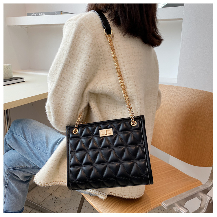 Women's Medium All Seasons Pu Leather Lingge Fashion Chain Square Lock Clasp Chain Bag display picture 1