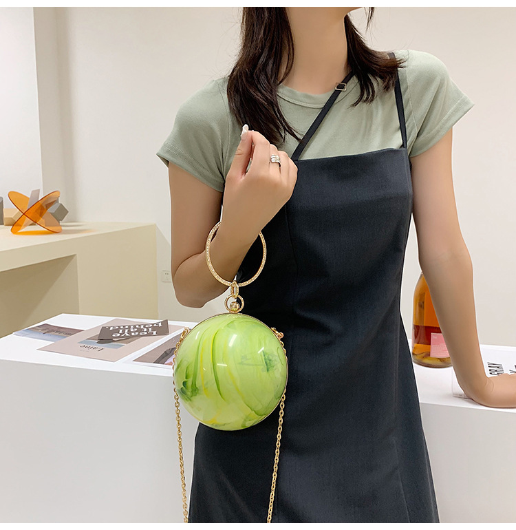 2022 Modische Handtasche Ball Acryl Mini Schulter Crossbody Kette Frauen Tasche display picture 3