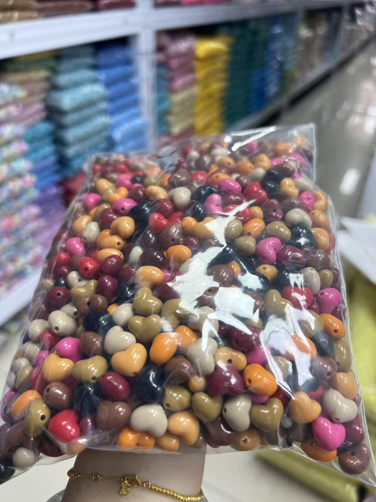 Gordos amor tacos agujeros verticales corazón de桃 cuentas acrílicas pulseras cadenas de teléfonos móviles diy accesorios de joyería 2025 perlas sueltas