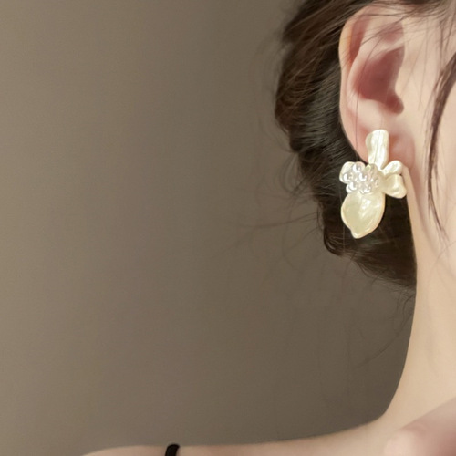 Sequential Garden ~ Super Ethereal French Vintage Pearl Flower Acrylic Earrings with Exquisite and Luxurious Sense of Design